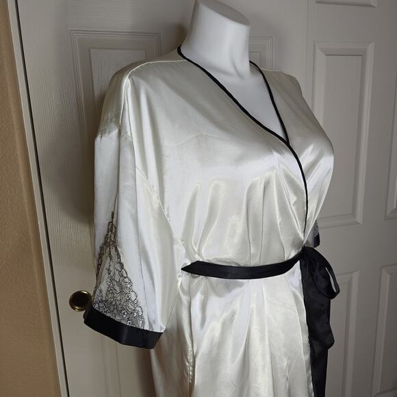 Morgan Taylor lace inset black trim ivory satin robe sz XXL - Picture 3 of 8